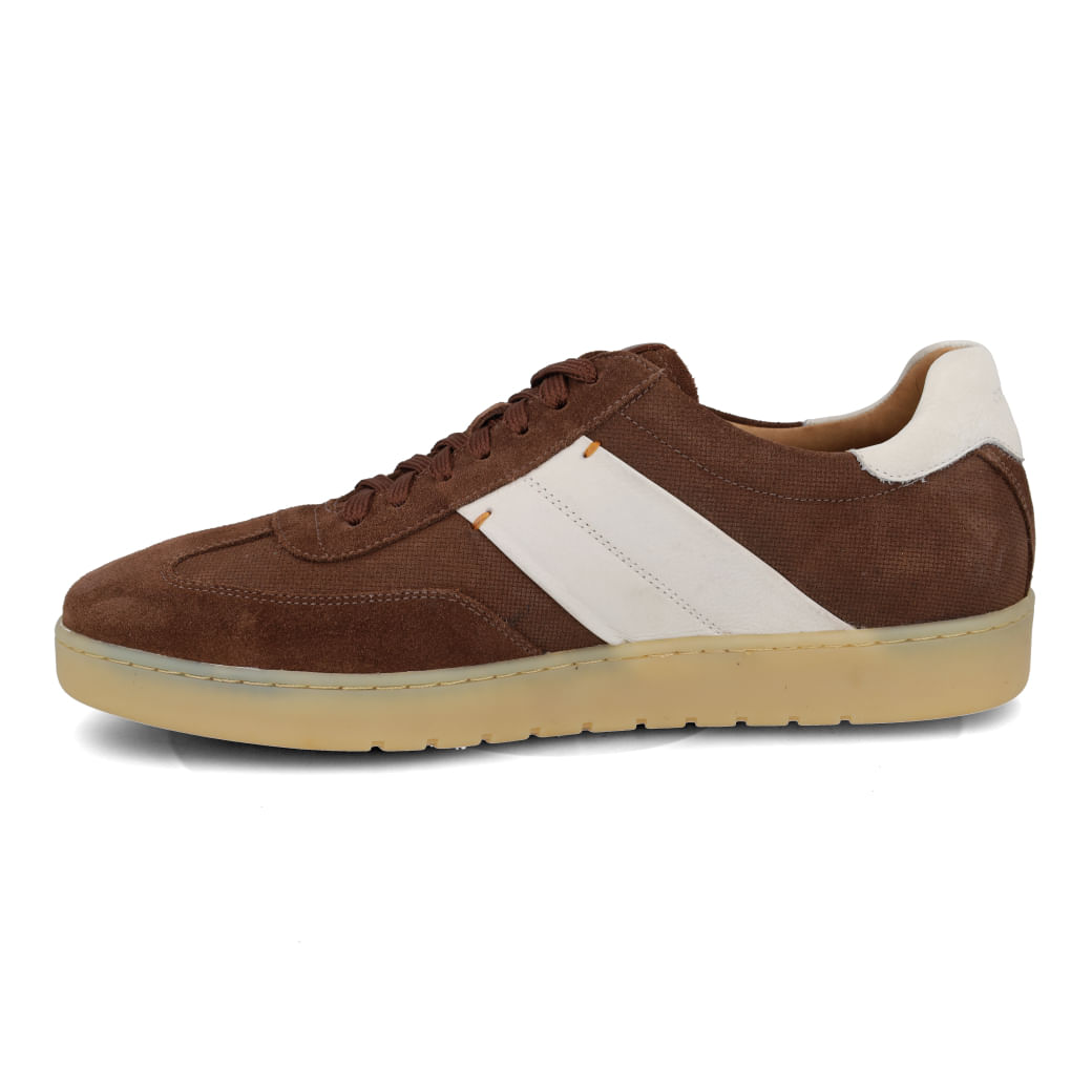 Vista lateral interna do tênis casual masculino Constantino Calçados em couro marrom com faixa off white e solado bege claro.